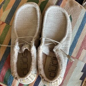 Hey Dudes Wally BajaBeachCombers Beige Textured Slip-Ons. Size Men 7 & Women 8.5